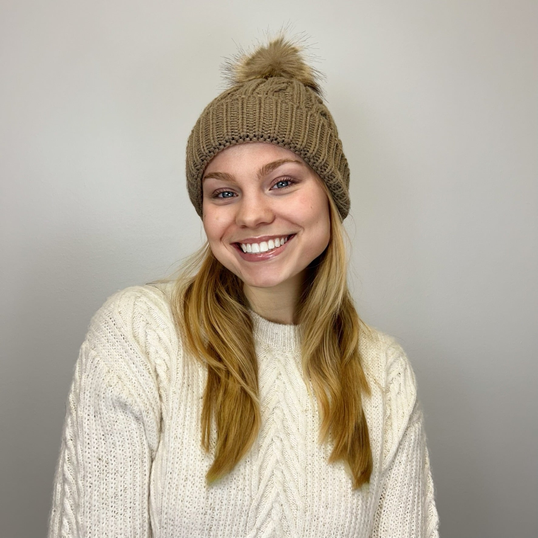 Very Moda Cable Knitted Beanie w/ Pom Pom